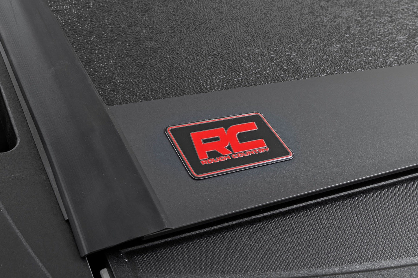Hard Low Profile Bed Cover | 6'7" Bed | Chevy/GMC Sierra 1500 (19-26)/Silverado 1500 (19-26) 