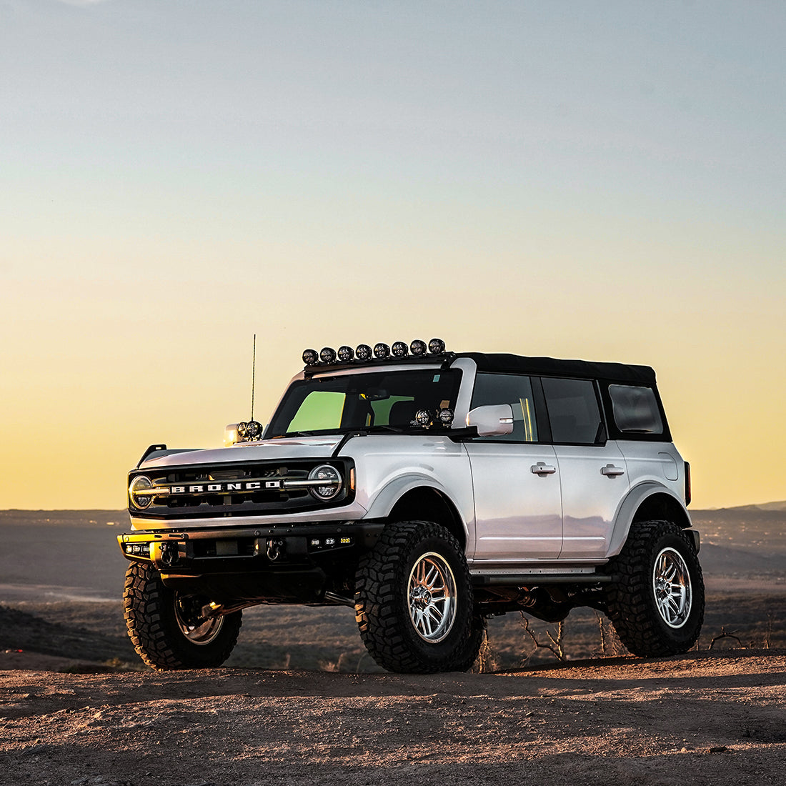 46729-Bronco_Roof-Pod_Mount-Lifestyle-02.jpg