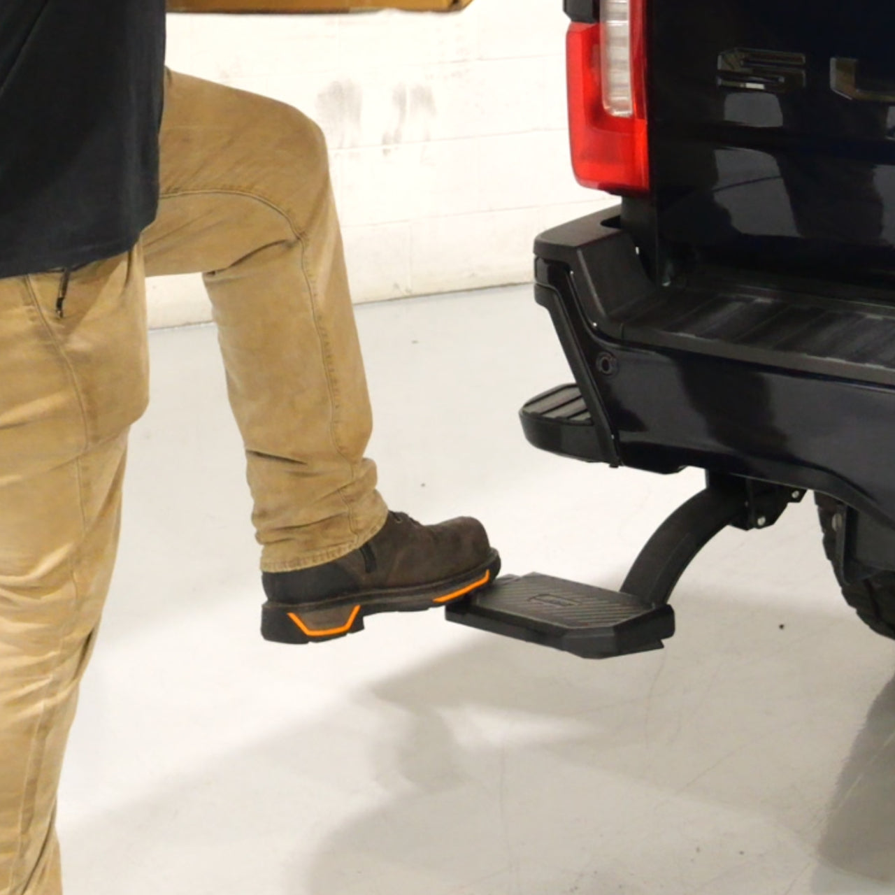 Ford Super Duty F-250/F-350 (2023-2026) Retractable Bed Step