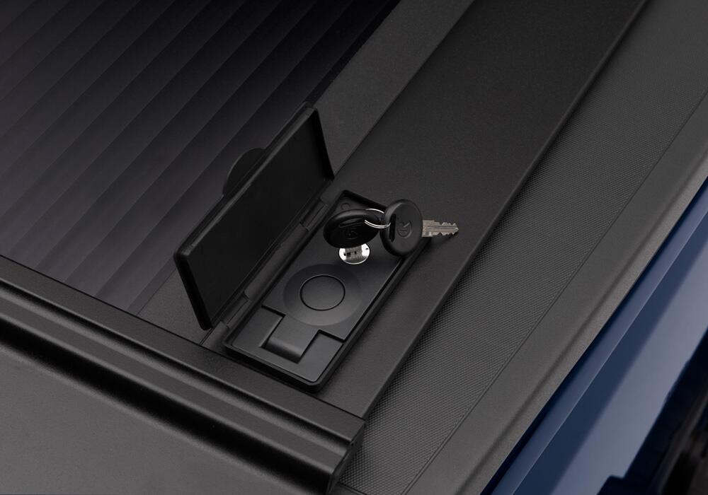 RetraxOne MX Retractable Tonneau Cover Matte One Piece Polycarbonate Finish 2014-2018 Silverado/Sierra 5' 9 inch Bed without Stake Pockets Standard Rails