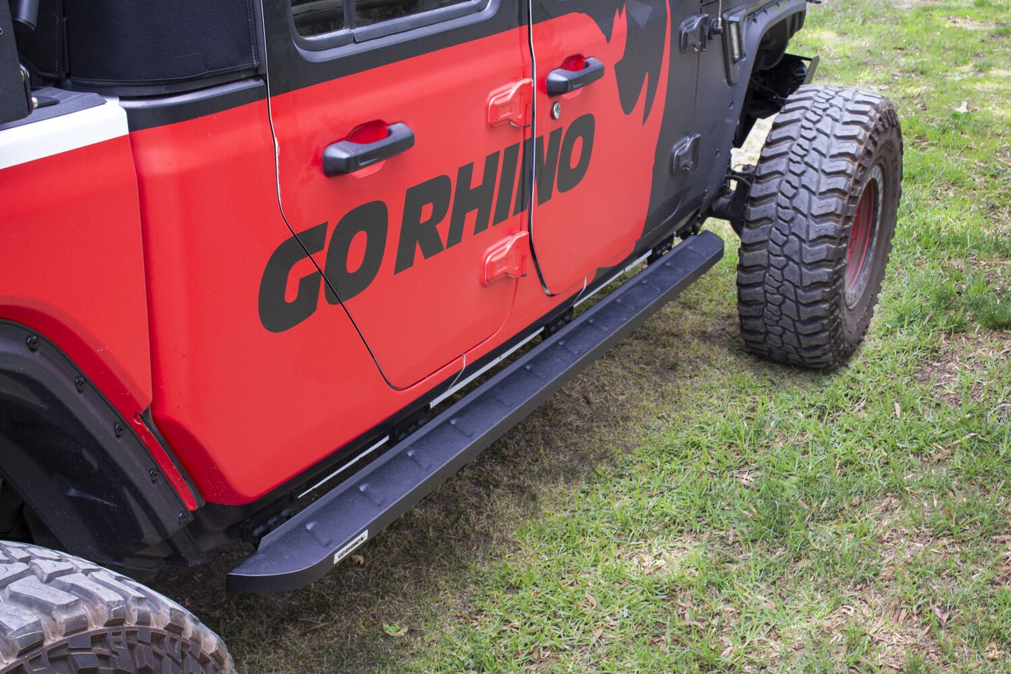RB10 Slim Line Running Boards With Mounting Brackets Curved Textured Black 2020-2025 Jeep Gladiator Go Rhino