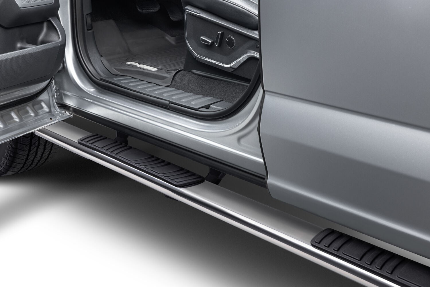 5 Inch OE Xtreme Low Profile SideSteps With Mounting Bracket Kit Polished Stainless Steel 2015-2026 Ford F-150/ F-250/F-350 Go Rhino