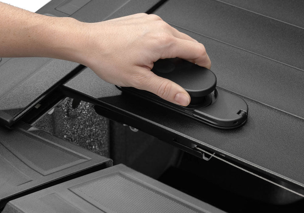 RetraxPRO MX Retractable Tonneau Cover Rugged Aluminum Construction Matte Black 2014-2018 Silverado/Sierra 5' 9 inch Bed without Stake Pockets Standard Rails
