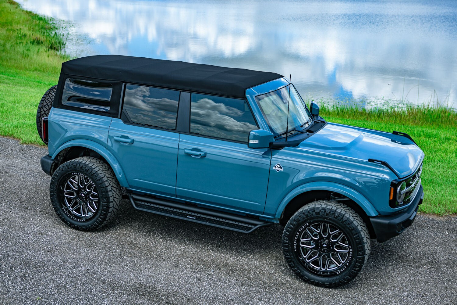 Dominator Xtreme D1 Side Steps with Rocker Panel Mounting Bracket Kit Textured Black 2021-2025 Ford Bronco Go Rhino