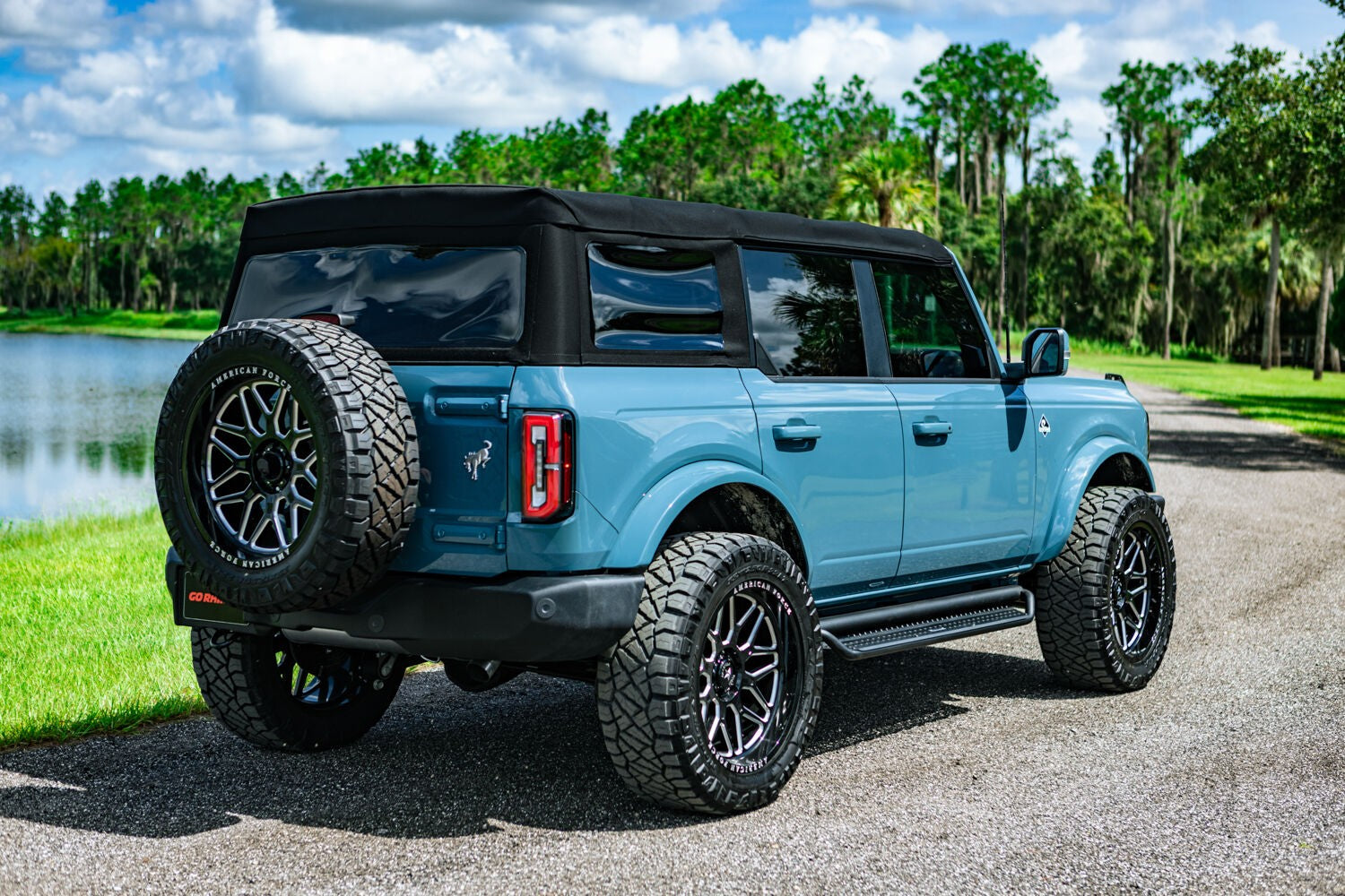 Dominator Xtreme D1 Side Steps with Rocker Panel Mounting Bracket Kit Textured Black 2021-2025 Ford Bronco Go Rhino