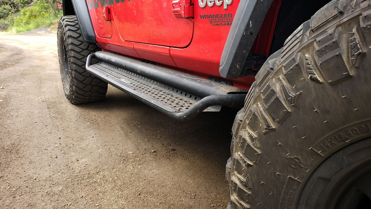 Dominator Xtreme D1 SideSteps With Mounting Bracket Kit Textured Black 2020-2025 Jeep Gladiator Go Rhino