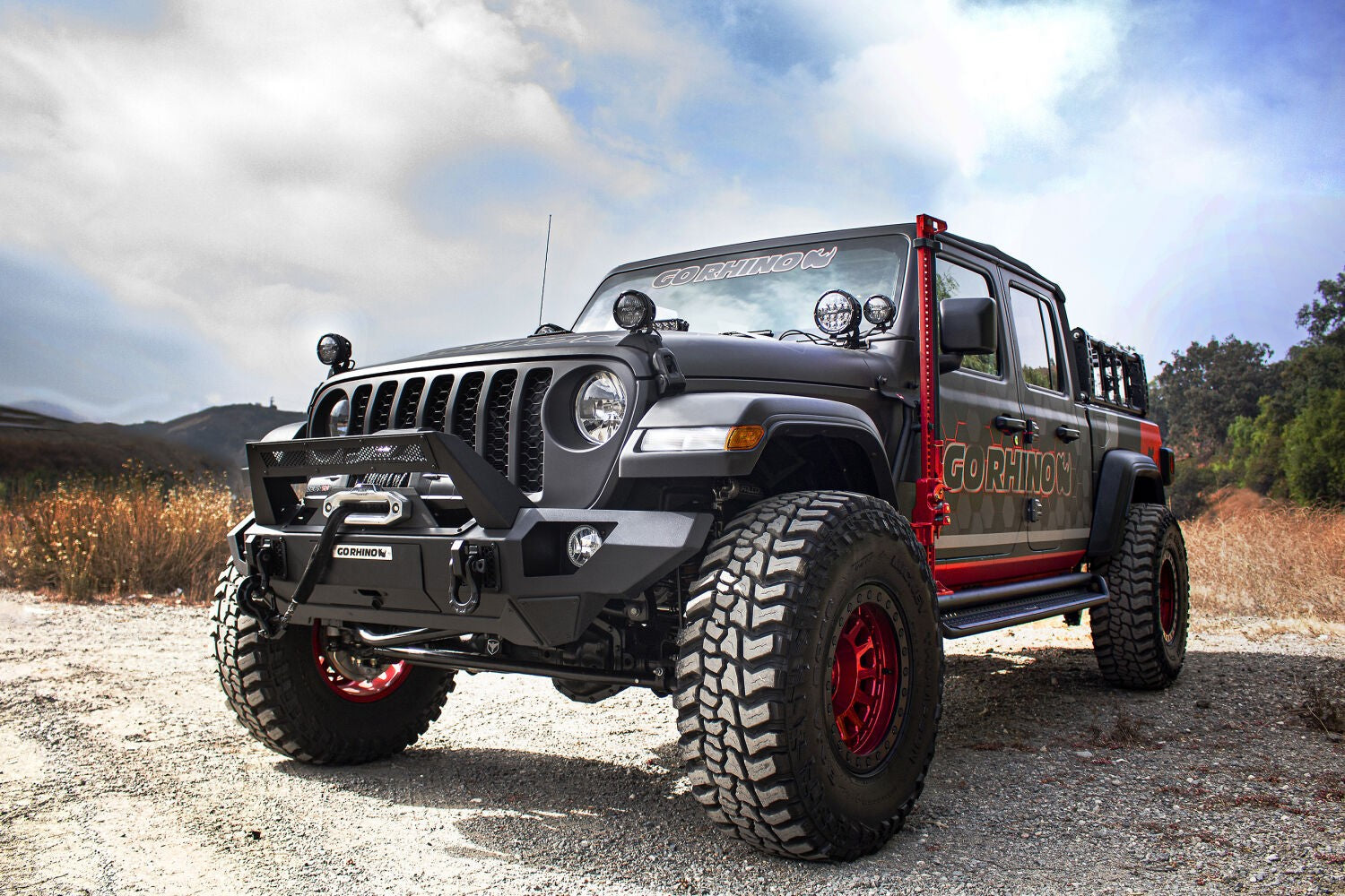 Dominator Xtreme D1 SideSteps With Mounting Bracket Kit Textured Black 2020-2025 Jeep Gladiator Go Rhino