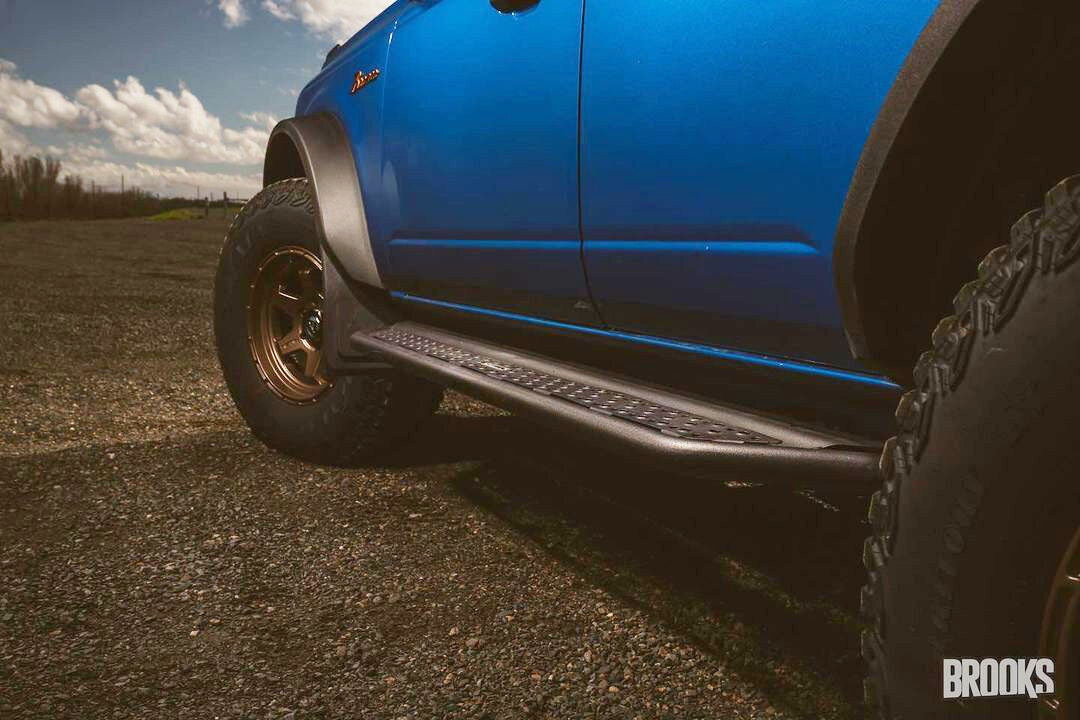 Dominator Xtreme D6 SideSteps With Mounting Bracket Kit Textured Black 2021-2025 Ford Bronco 4 Door Go Rhino