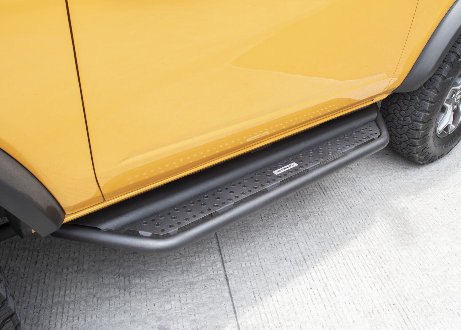 Dominator Xtreme D6 SideSteps With Mounting Bracket Kit Textured Black 2021-2025 Ford Bronco 2 Door Go Rhino