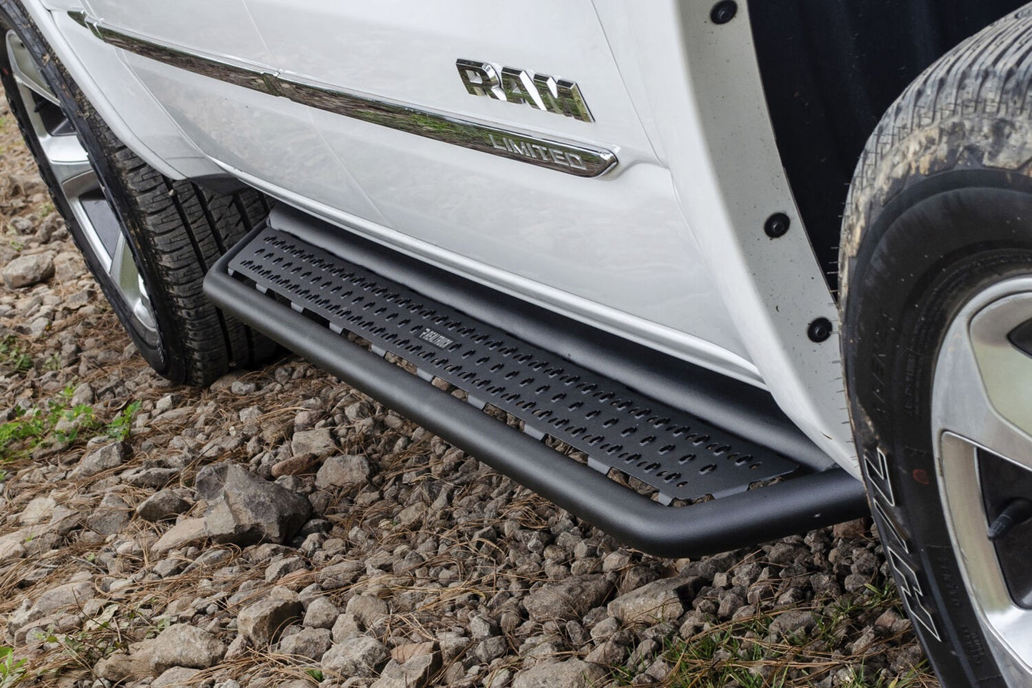 Dominator Xtreme D6 SideSteps With Mounting Bracket Kit Textured Black 2019-2026 Ram 1500 Go Rhino