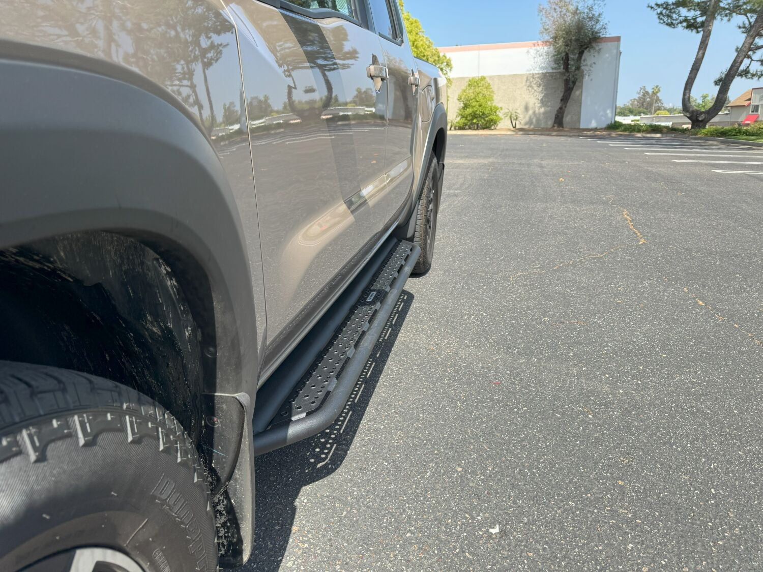 Dominator Xtreme D6 SideSteps W/ Mounting Bracket Kit Text. 2005-2026 Nissan Frontier Go Rhino