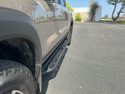 Dominator Xtreme D6 SideSteps W/ Mounting Bracket Kit Text. 2005-2026 Nissan Frontier Go Rhino