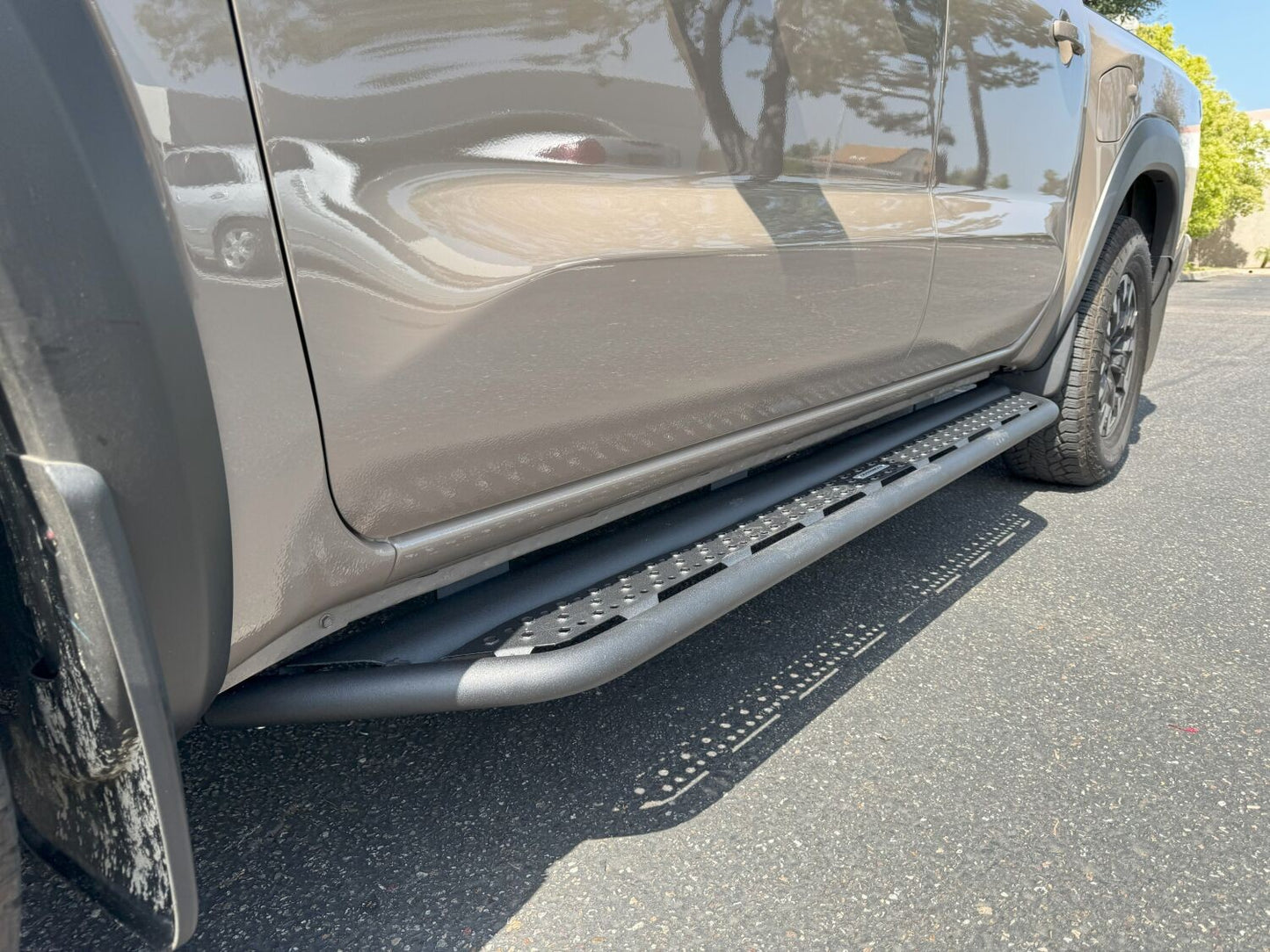 Dominator Xtreme D6 SideSteps W/ Mounting Bracket Kit Text. 2005-2026 Nissan Frontier Go Rhino