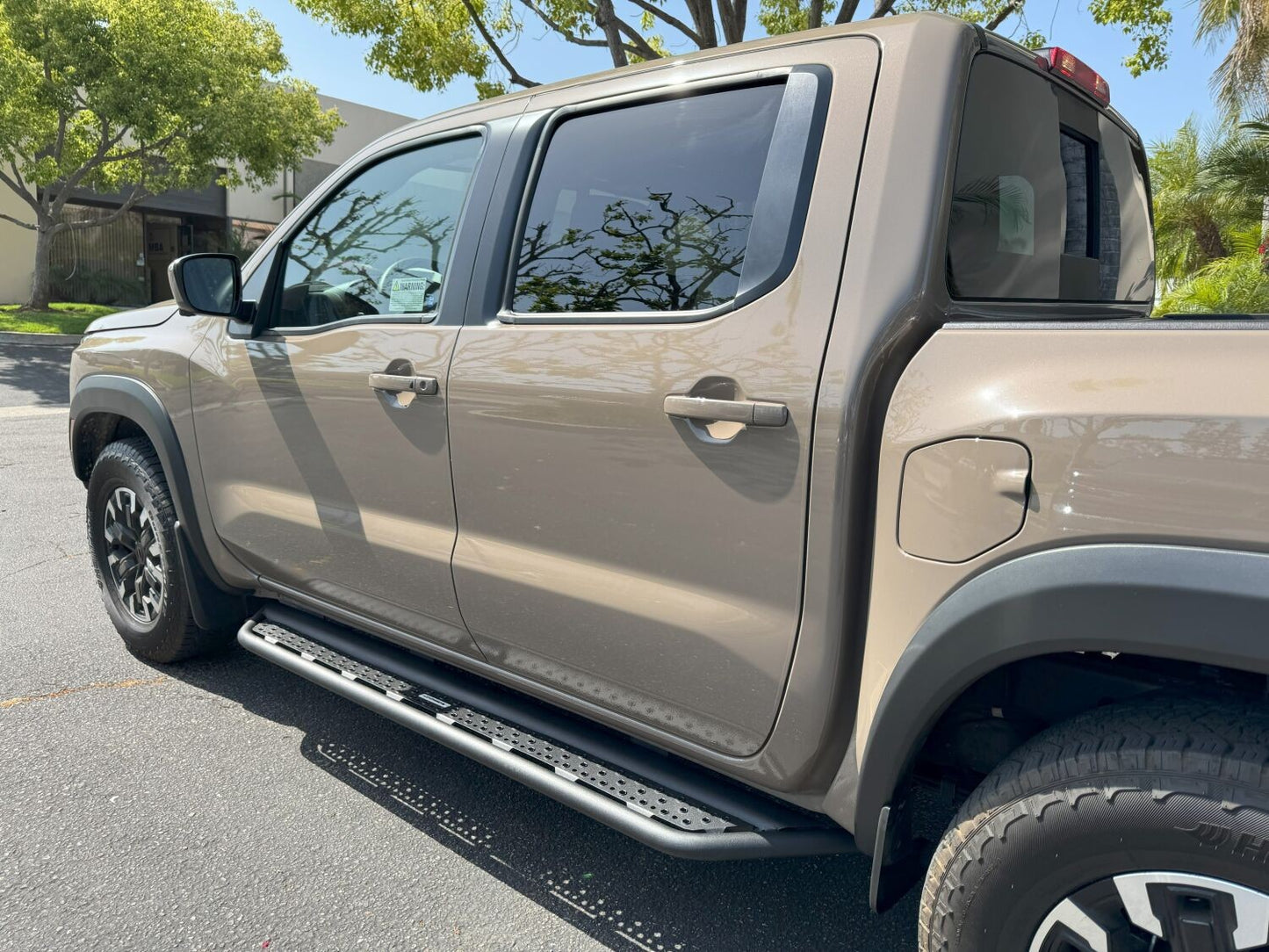 Dominator Xtreme D6 SideSteps W/ Mounting Bracket Kit Text. 2005-2026 Nissan Frontier Go Rhino