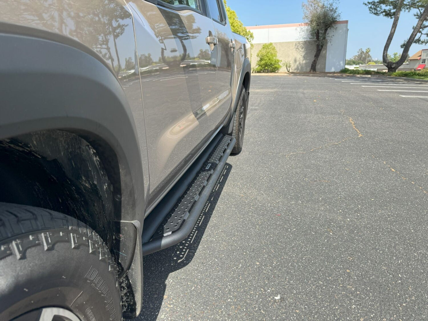 Dominator Xtreme D6 SideSteps W/ Mounting Bracket Kit Text. 2005-2026 Nissan Frontier Extended Cab Go Rhino
