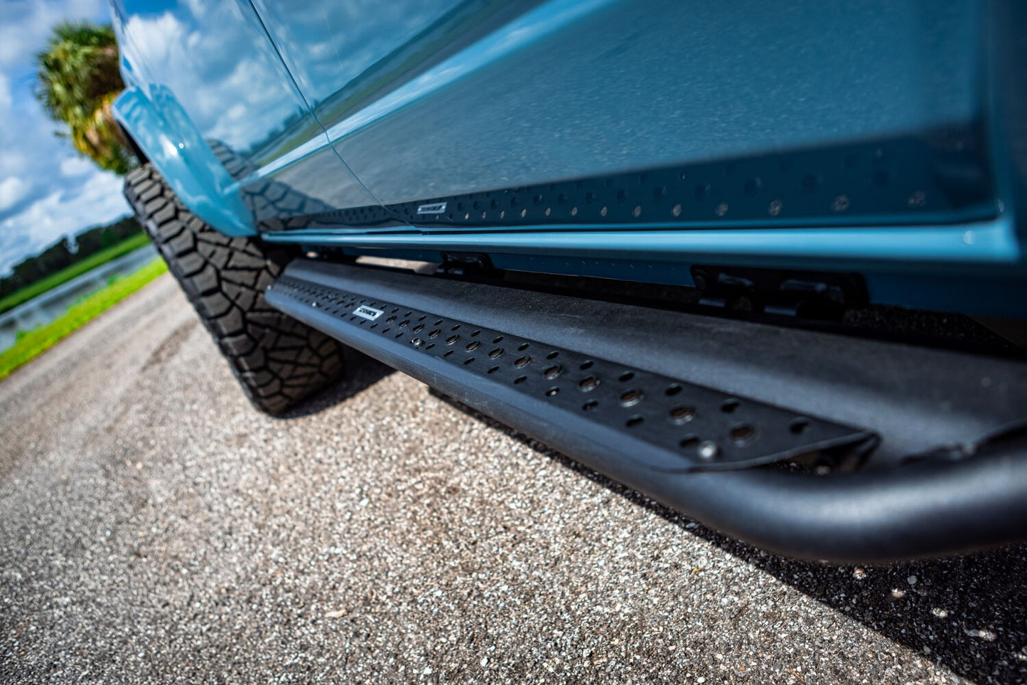 Dominator Xtreme DSS SideSteps With Mounting Bracket Kit Textured Black 2021-2025 Ford Bronco 4 Door Go Rhino