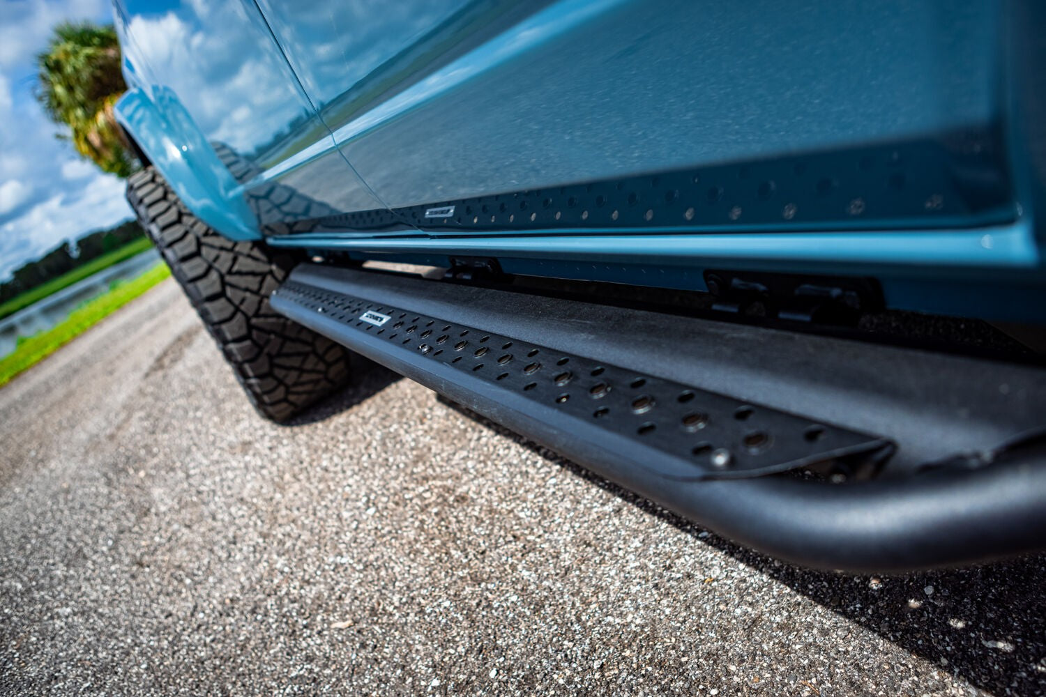 Dominator Xtreme DSS SideSteps With Mounting Bracket Kit Textured Black 2021-2025 Ford Bronco 4 Door Go Rhino