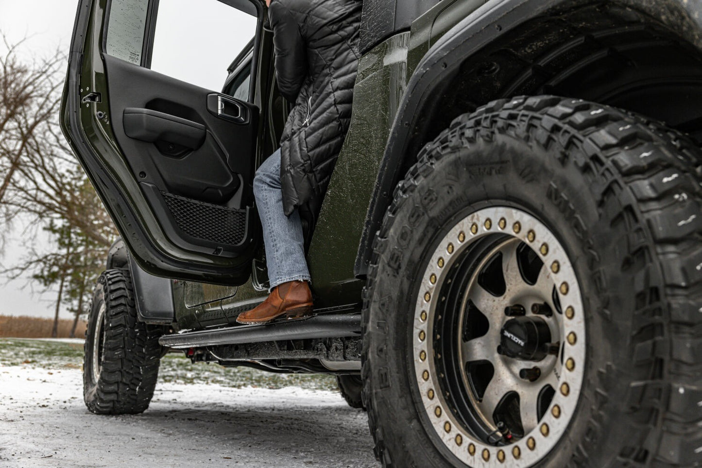 Dominator Xtreme DSS SideSteps With Mounting Bracket Kit Textured Black 2020-2025 Jeep Gladiator Go Rhino