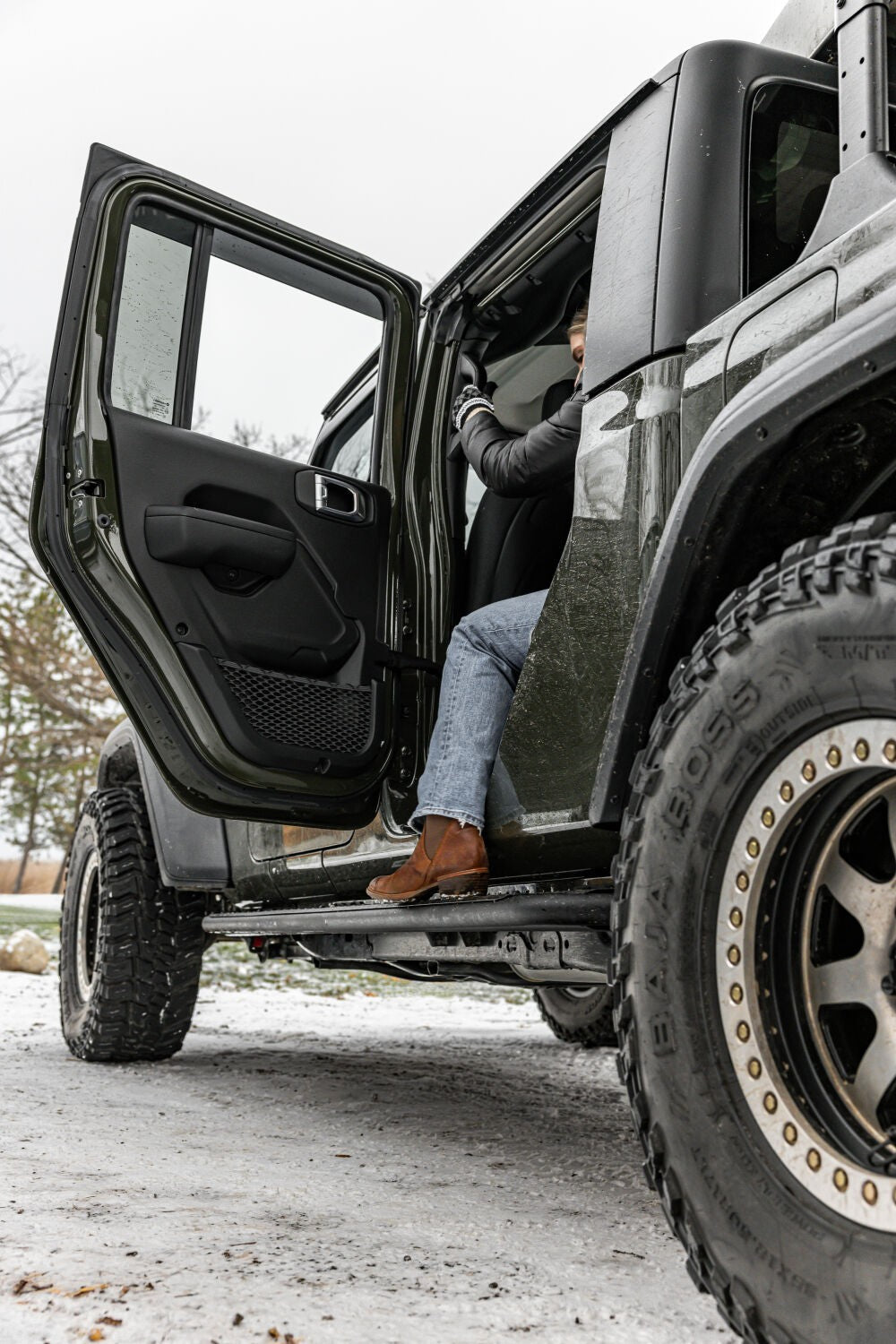 Dominator Xtreme DSS SideSteps With Mounting Bracket Kit Textured Black 2020-2025 Jeep Gladiator Go Rhino