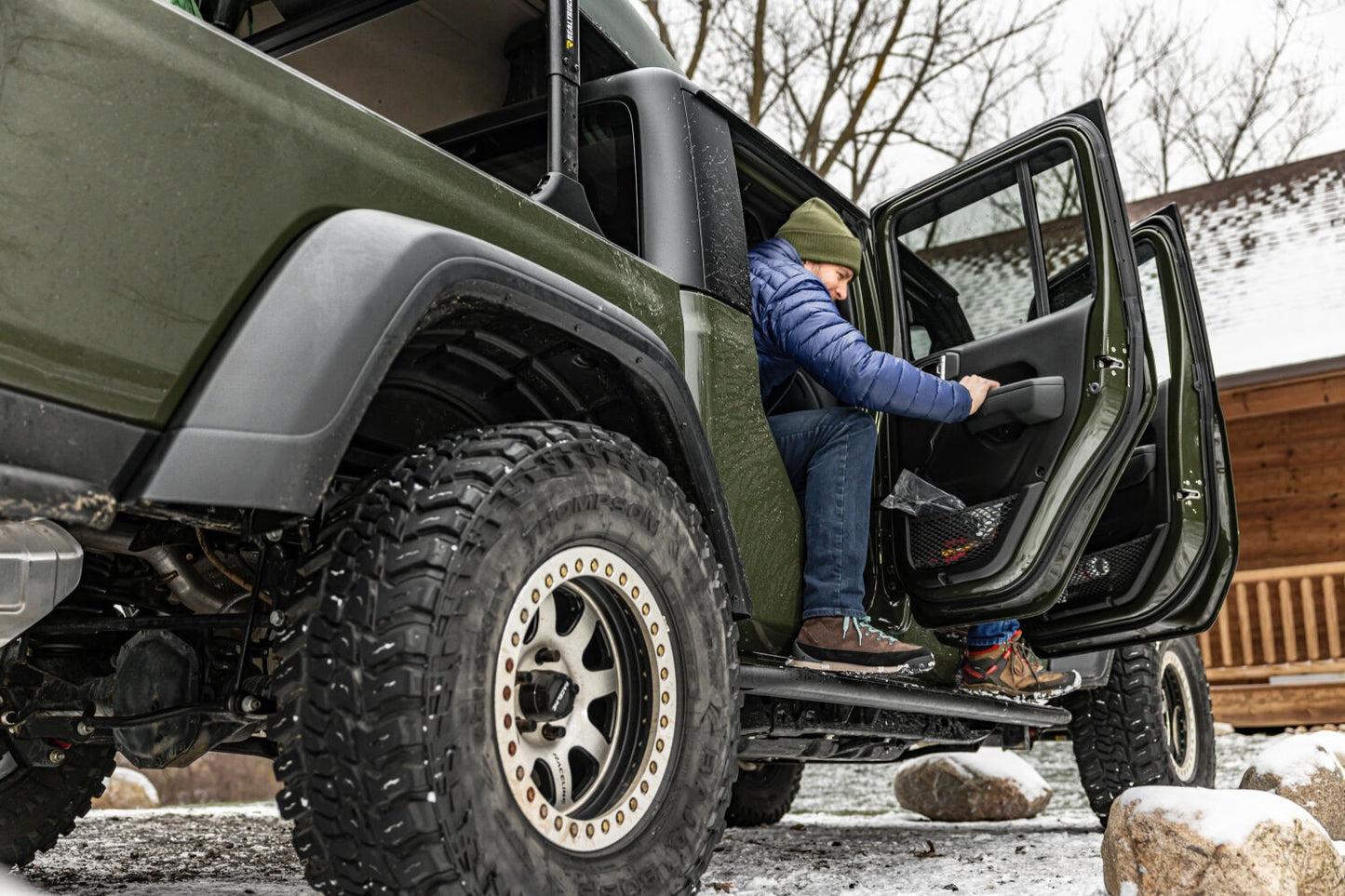 Dominator Xtreme DSS SideSteps With Mounting Bracket Kit Textured Black 2020-2025 Jeep Gladiator Go Rhino
