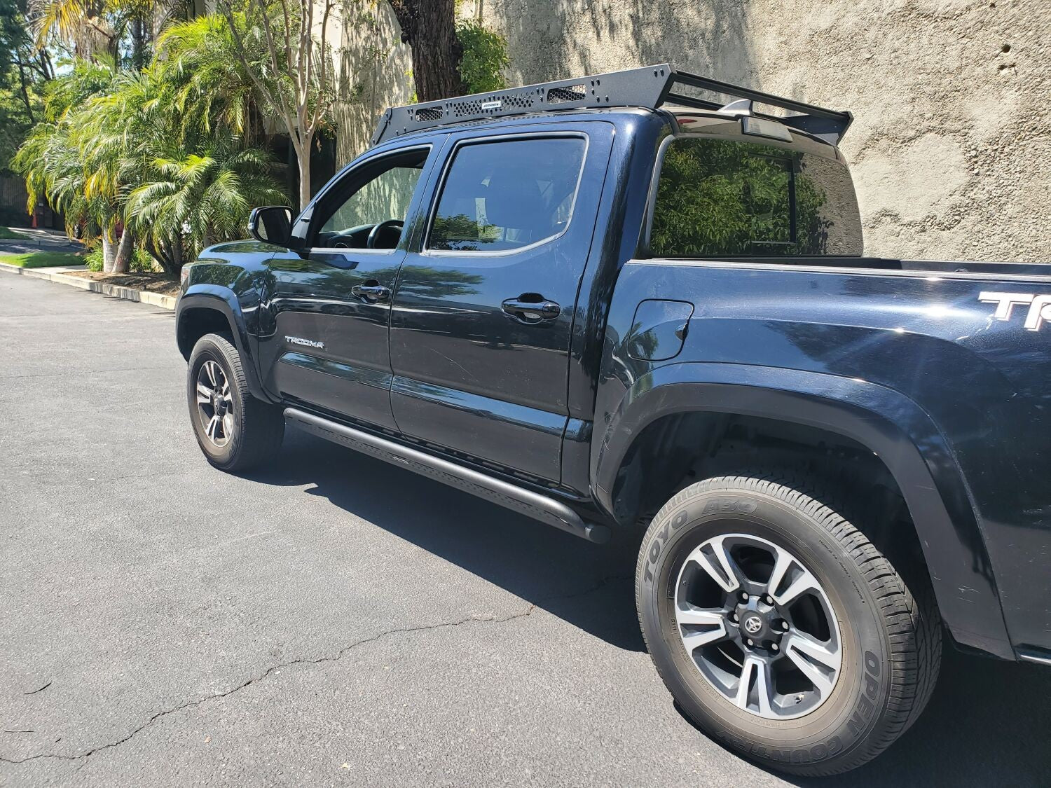 Dominator Xtreme D1 SideSteps With Mounting Bracket Kit Textured Black 2018-2023 Toyota Tacoma Go Rhino