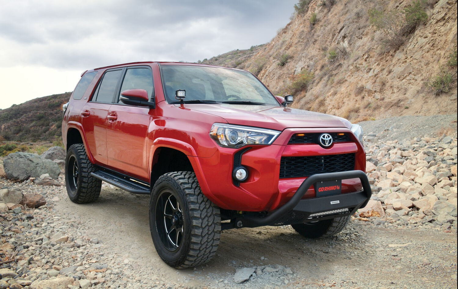 Dominator Xtreme D6 SideSteps With Frame Mounted Bracket Kit Textured Black 2014-2024 Toyota 4Runner Go Rhino