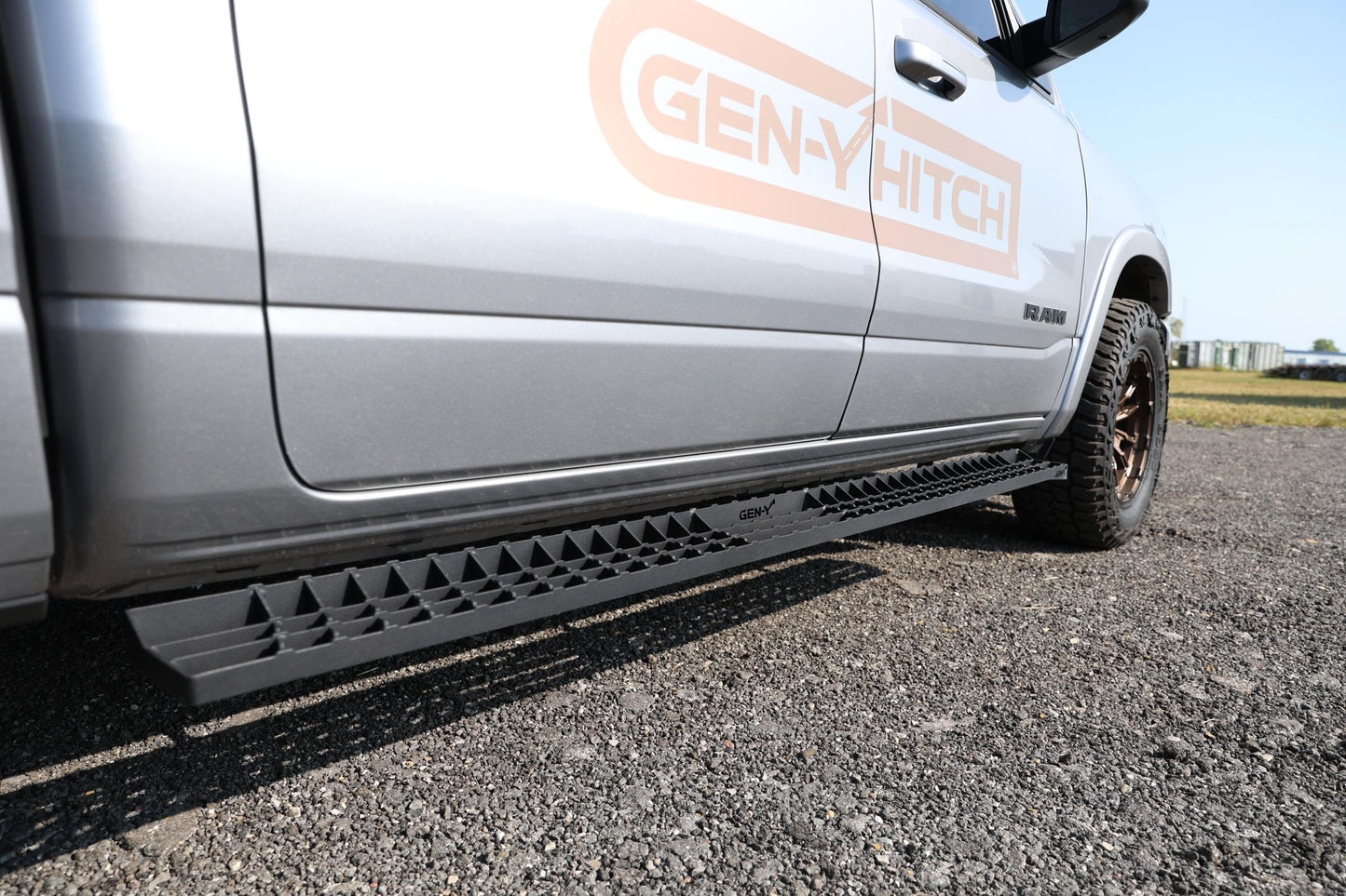 Running Boards Fits GM 1500 (2019-2024) & GM 2500HD/3500HD (2020-2024) Crew Cab RS & CS Gen Y Hitch