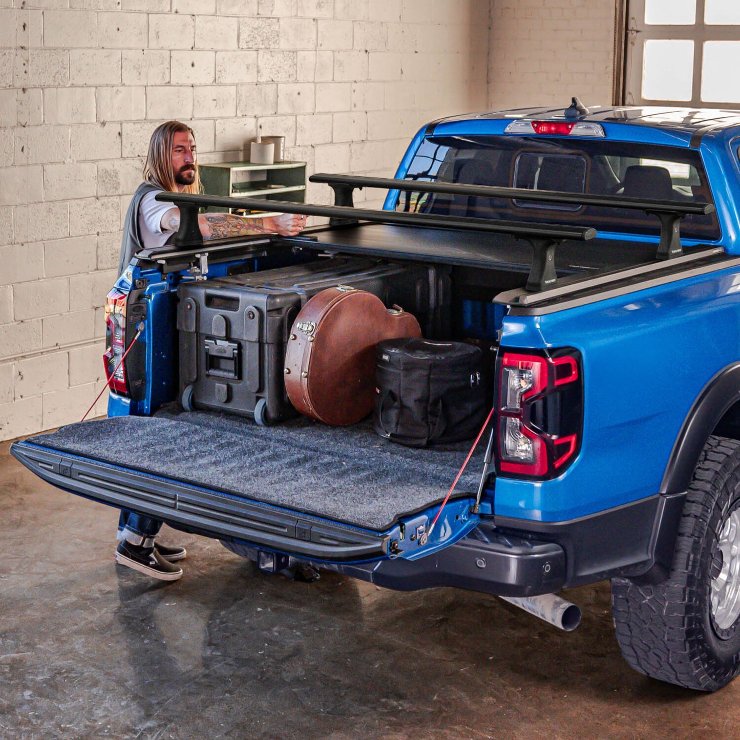 RetraxPRO Xr Retractable Tonneau Cover Industrial Strength Aluminum Construction 2014-2018 Silverado/Sierra 5' 9 inch Bed without Stake Pockets Standard Rails