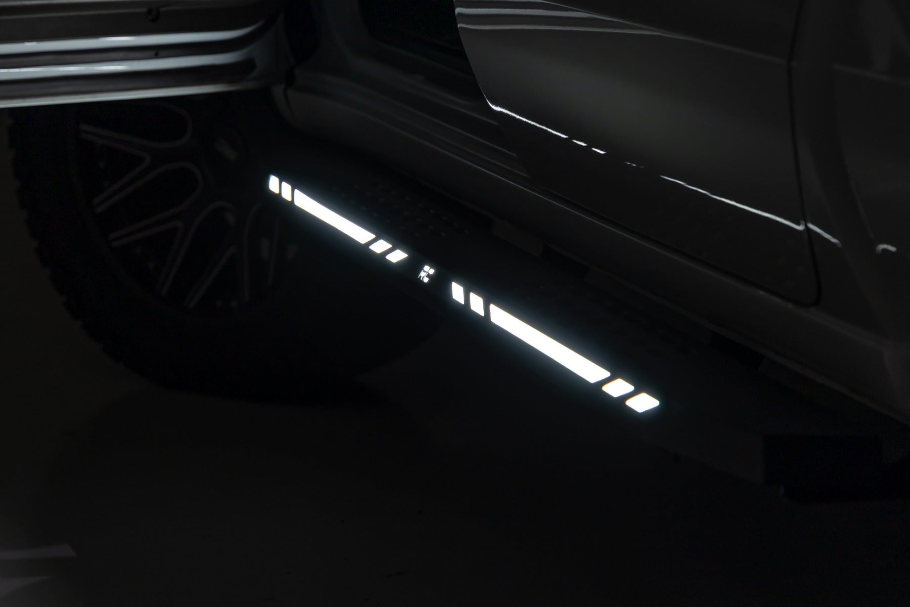 AC2 Running Boards | Amber/White | Crew Cab | Chevy/GMC 1500/2500HD/3500HD (19-26)