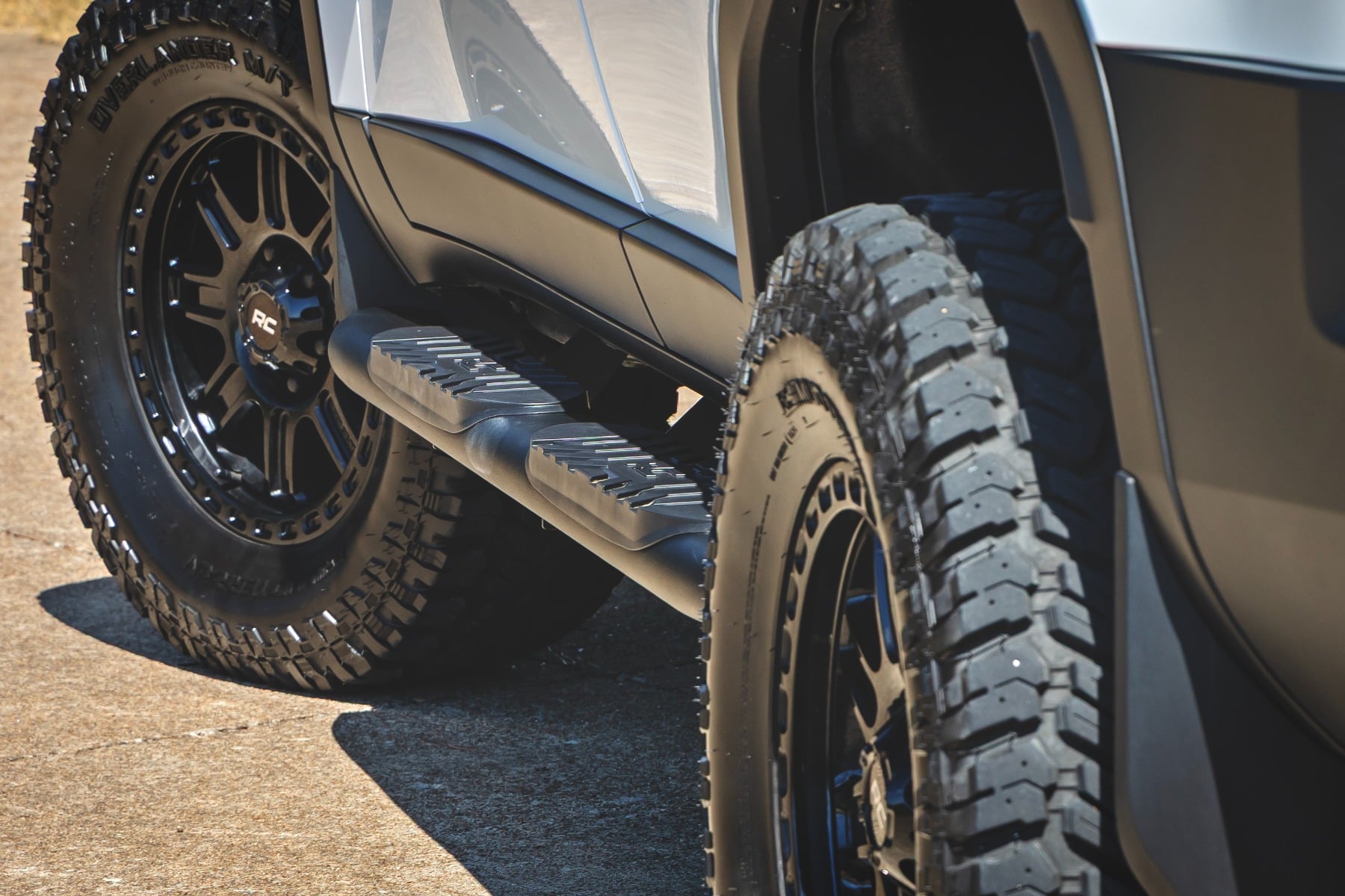 Oval Nerf Steps | Black | Toyota Land Cruiser 4WD (2024-2026)
